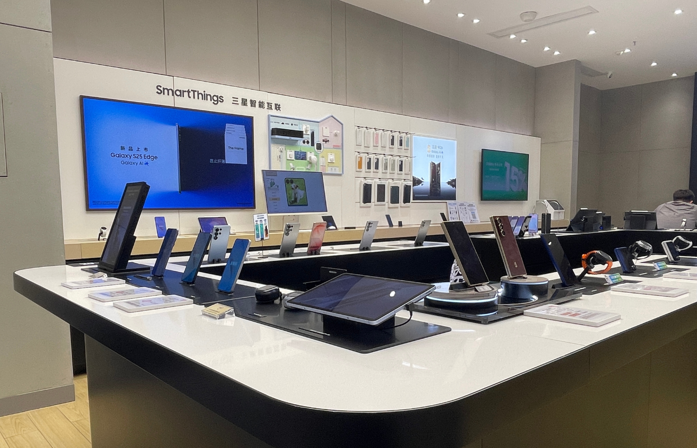 Samsung mobile retail display table hero view by REYI