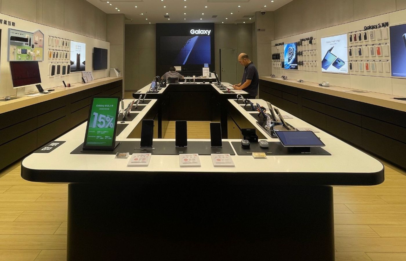 Display fixtures and tables