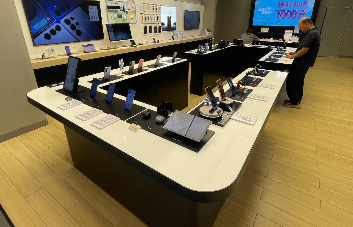 Consumer electronics display table for product browsing