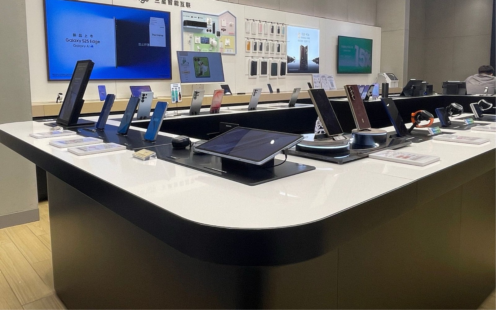 Samsung Mobile Experience Table in flagship store