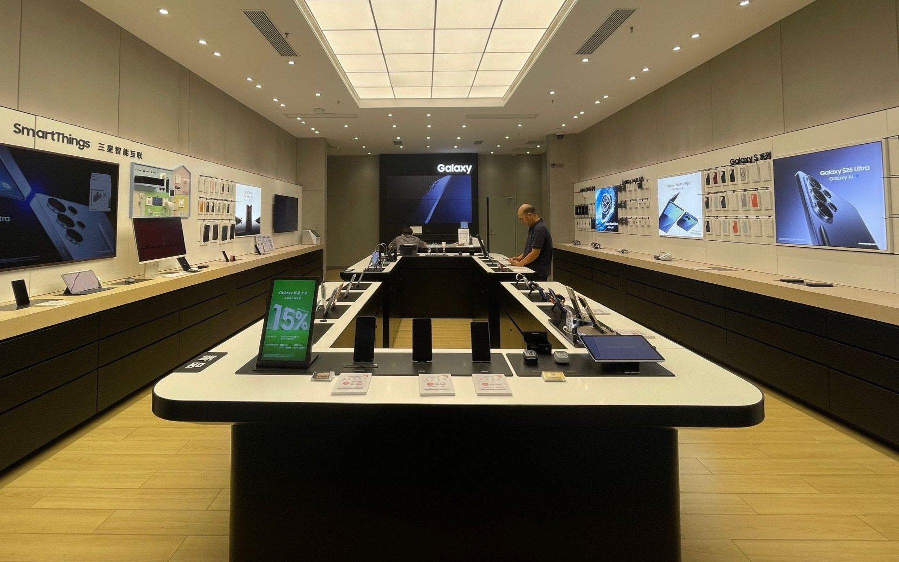 Samsung Mobile Store Display project gallery image 5 by REYI