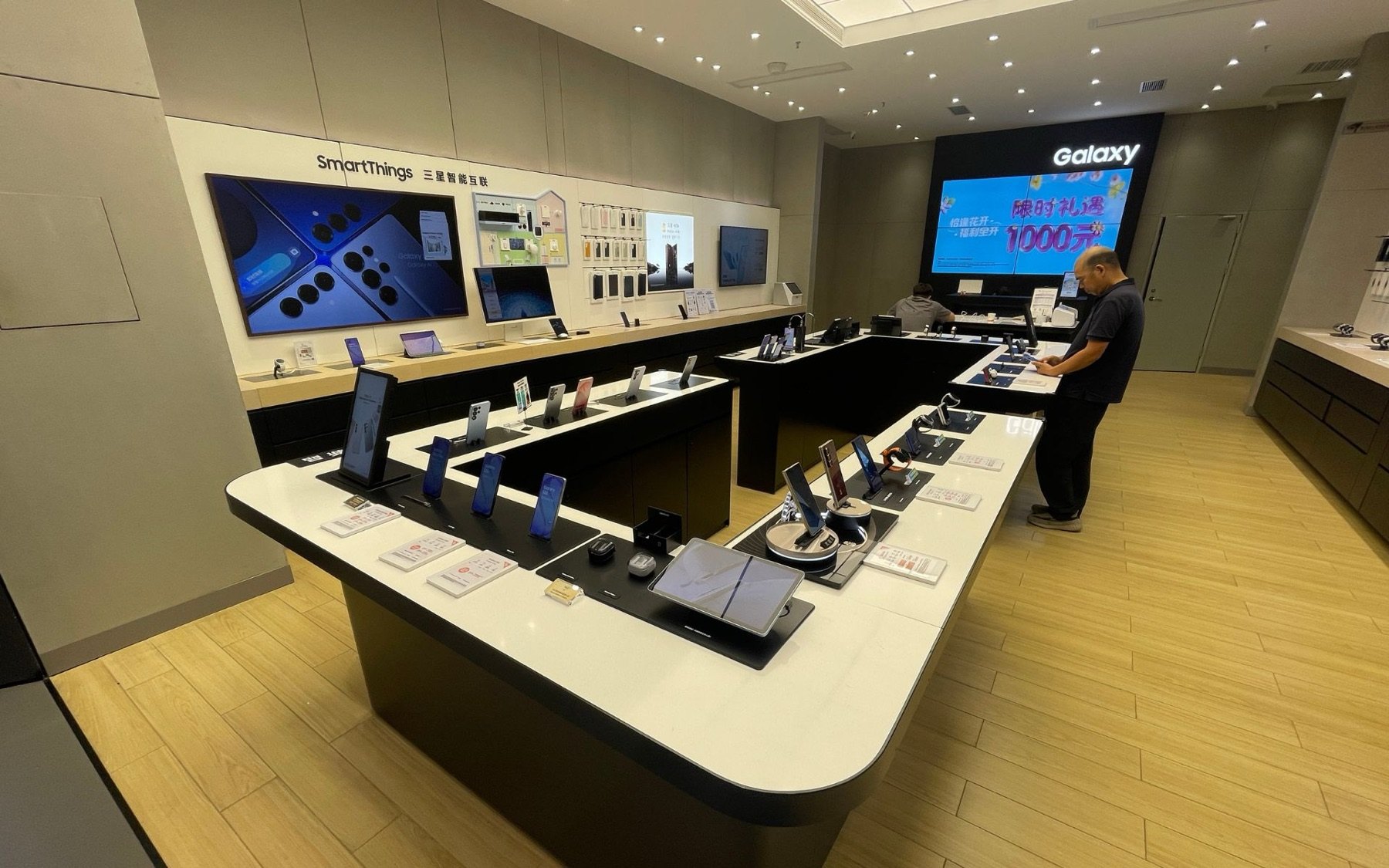 Samsung Mobile Store Display project image by REYI