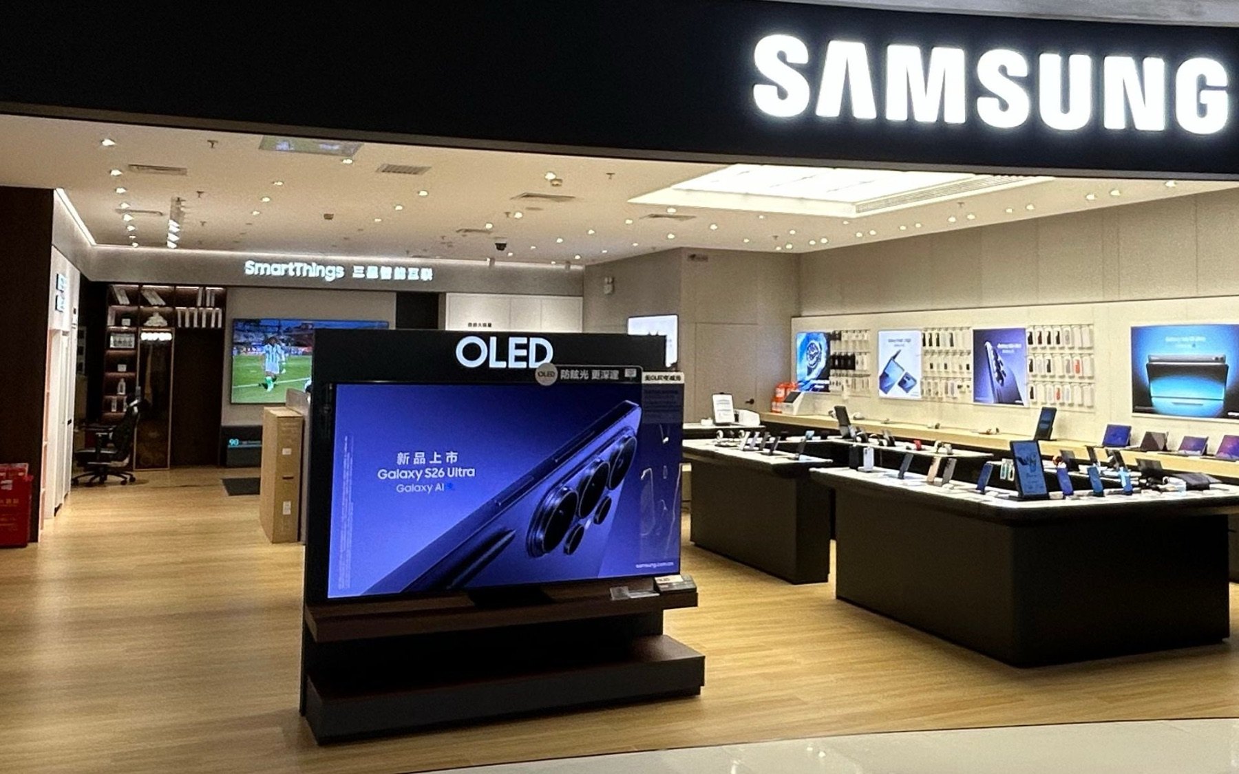Samsung Mobile Store Display project gallery image 2 by REYI