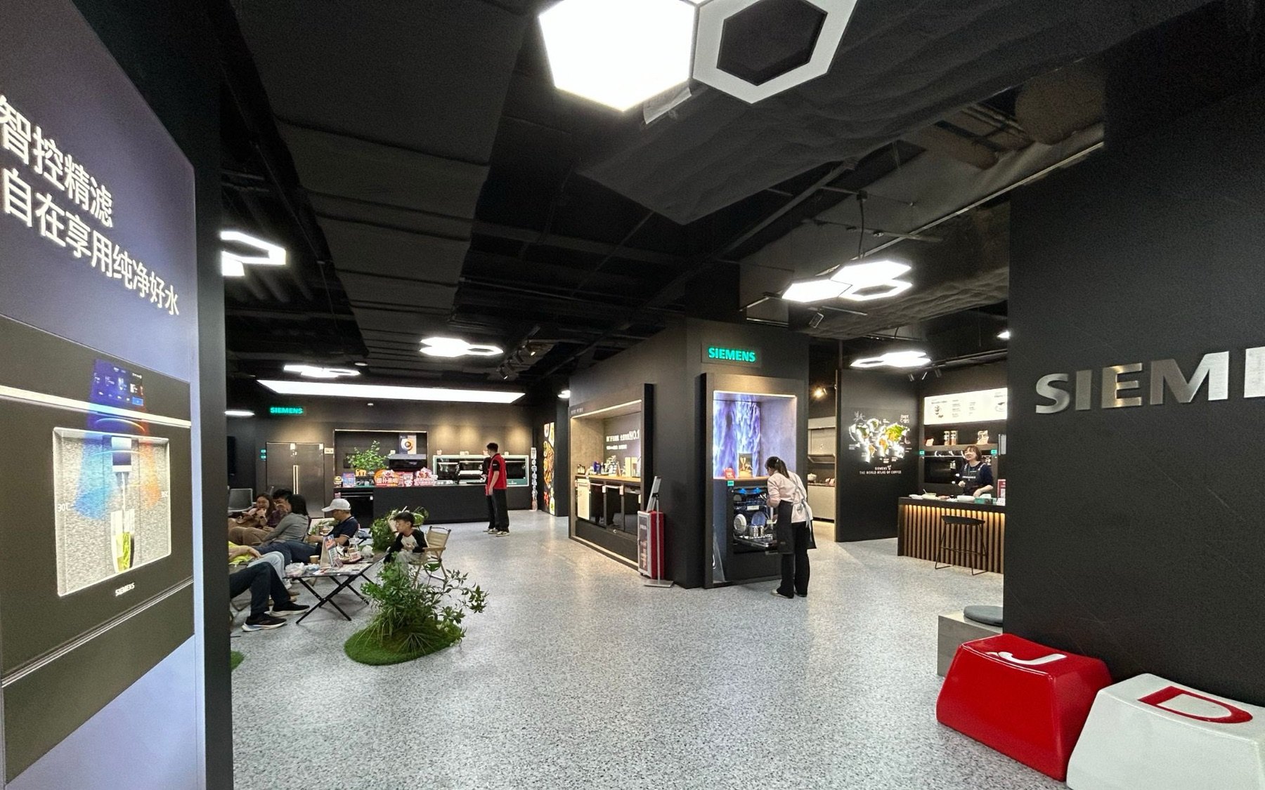 Siemens Home Appliance Retail Store project gallery image 4 by REYI