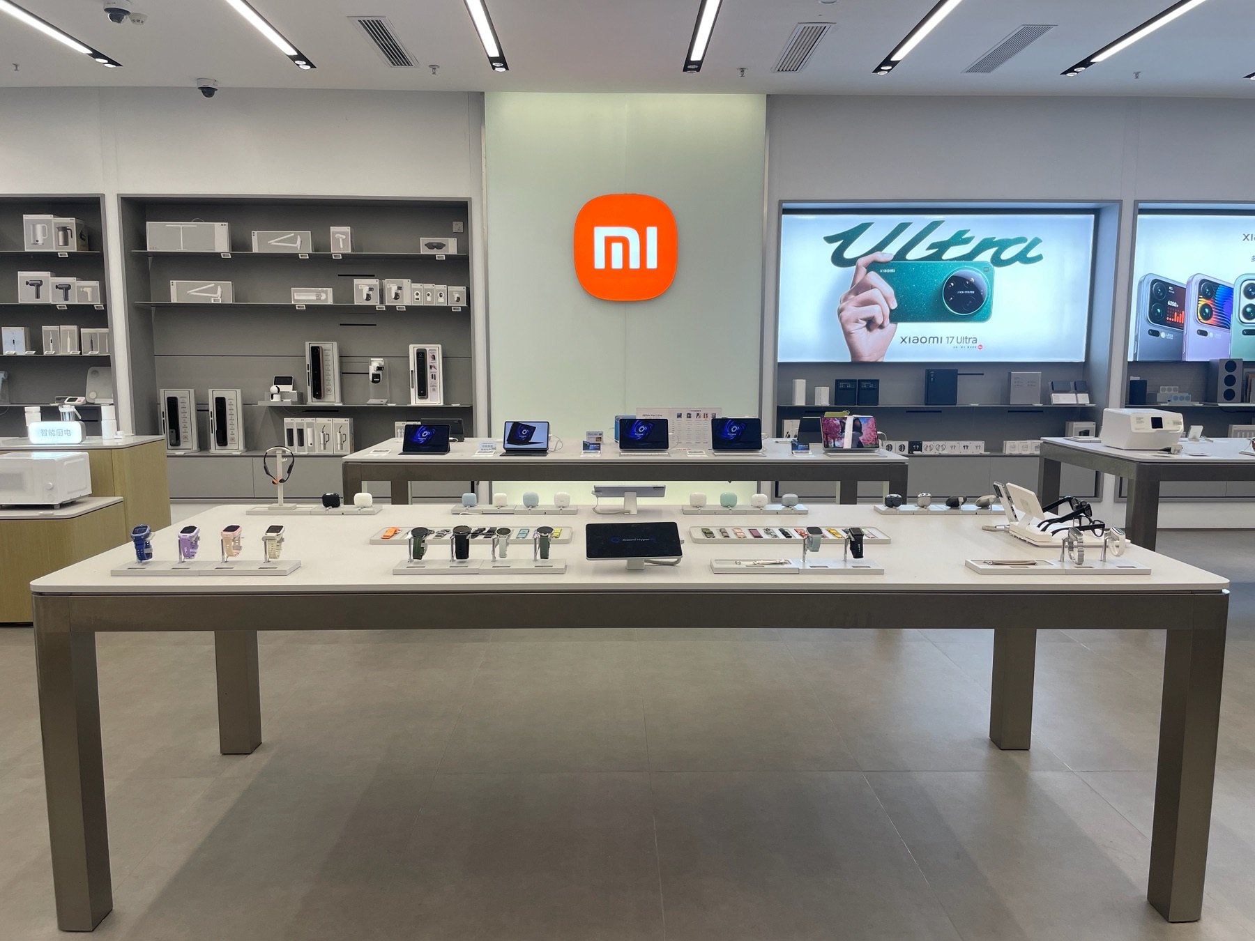Xiaomi Mobile Store Display project gallery image 2 by REYI