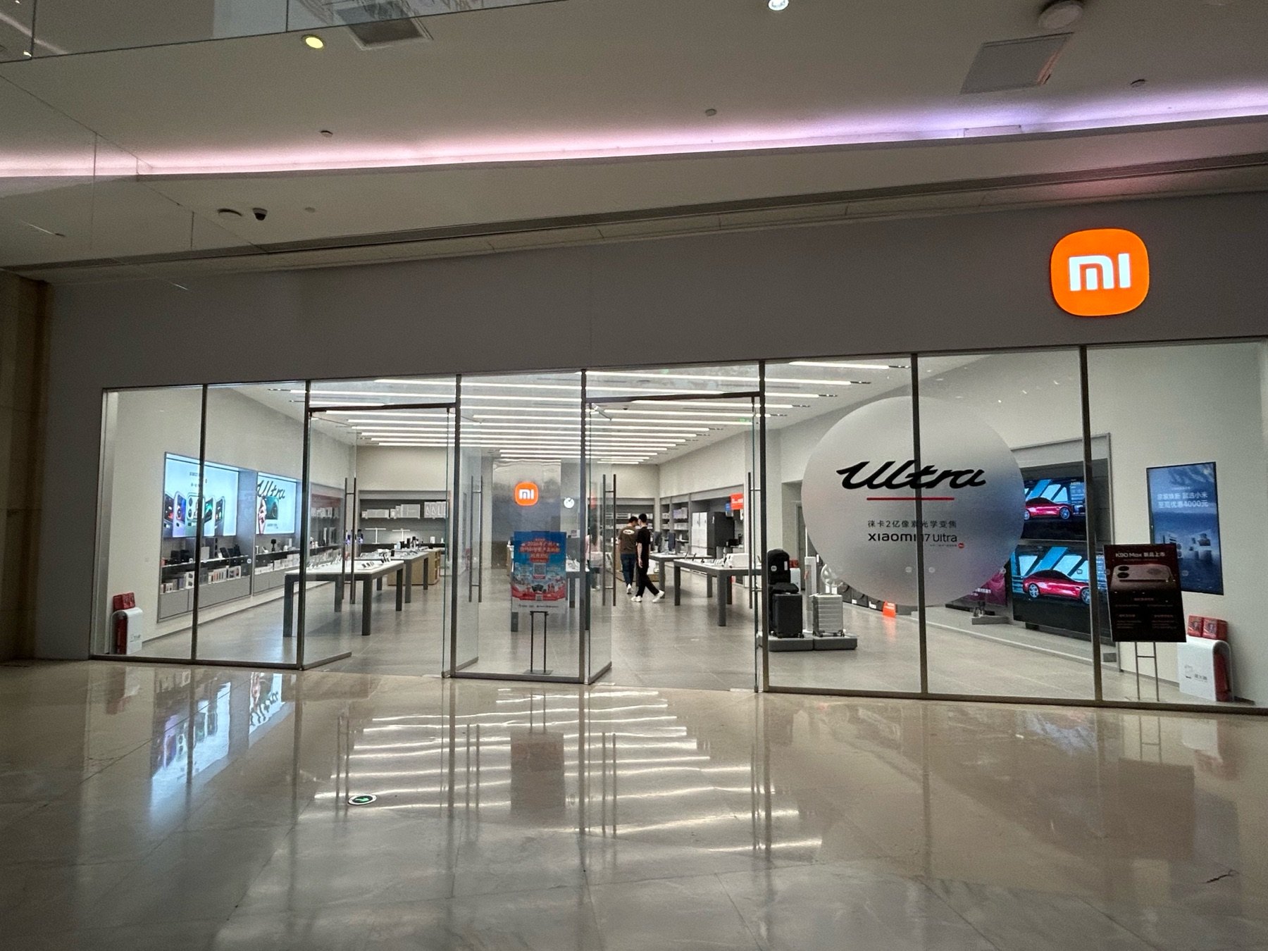 Xiaomi Mobile Store Display project gallery image 3 by REYI