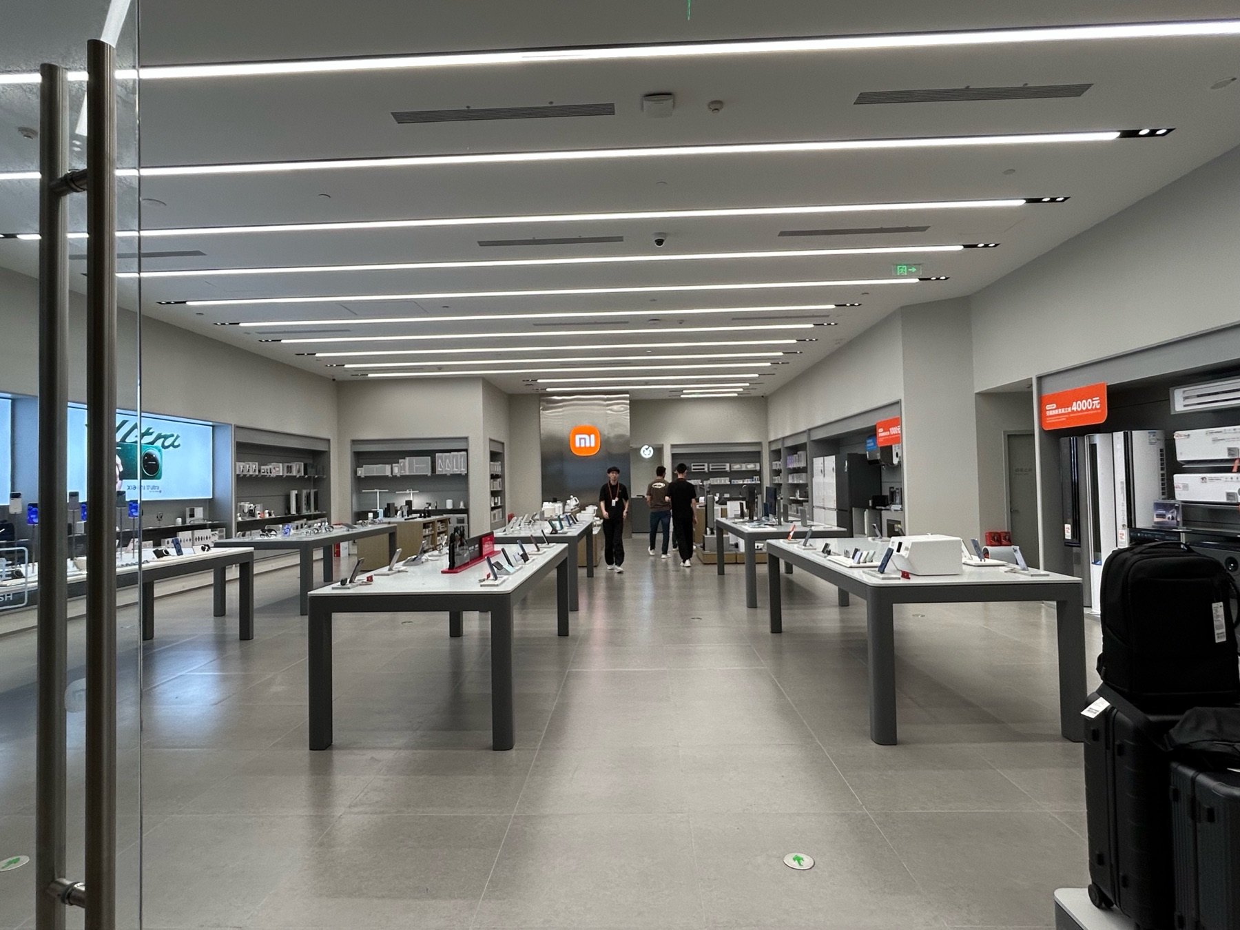 Xiaomi Mobile Store Display project gallery image 4 by REYI
