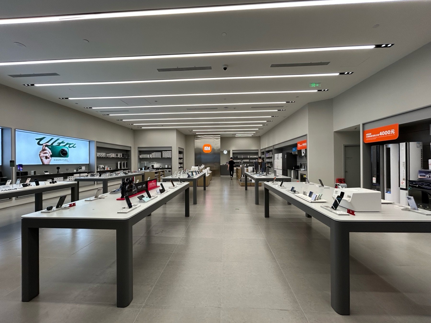 Xiaomi Mobile Store Display project gallery image 5 by REYI