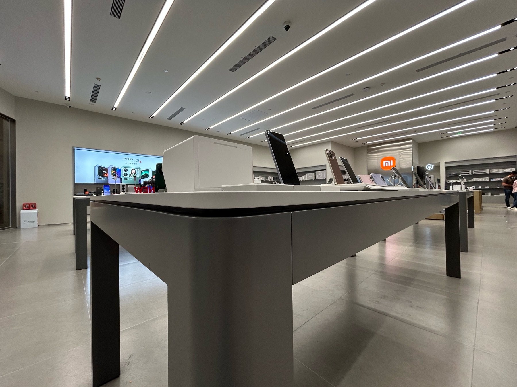 Xiaomi Mobile Store Display project gallery image 6 by REYI