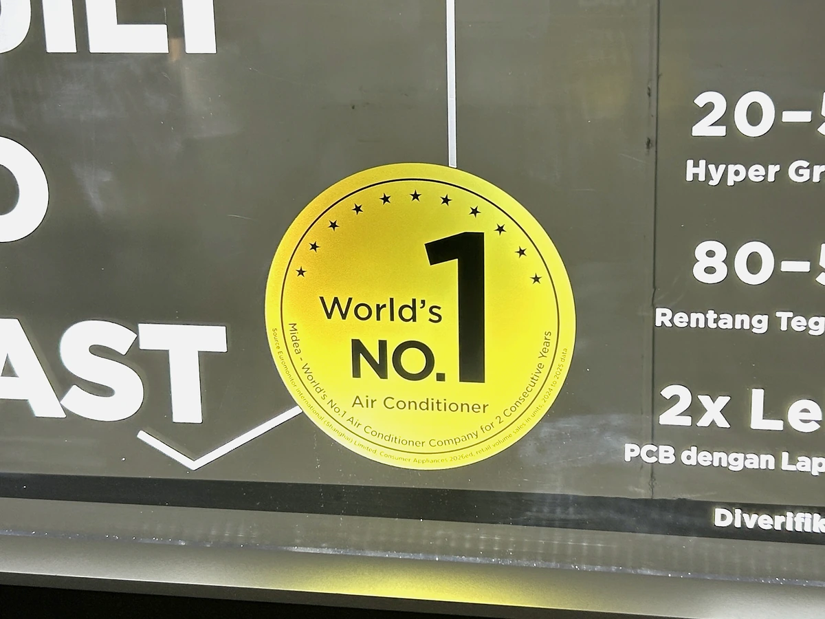 Close-up of the circular recognition badge on the Midea Prime Guard retail lightbox